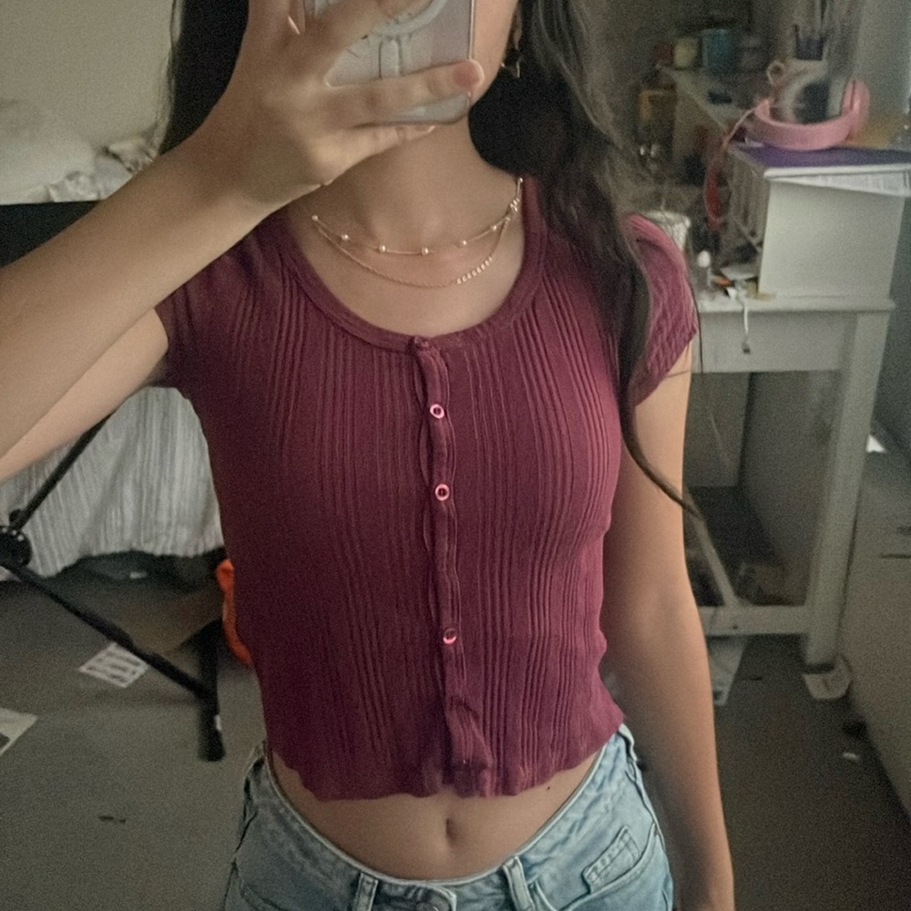 maroon crop top